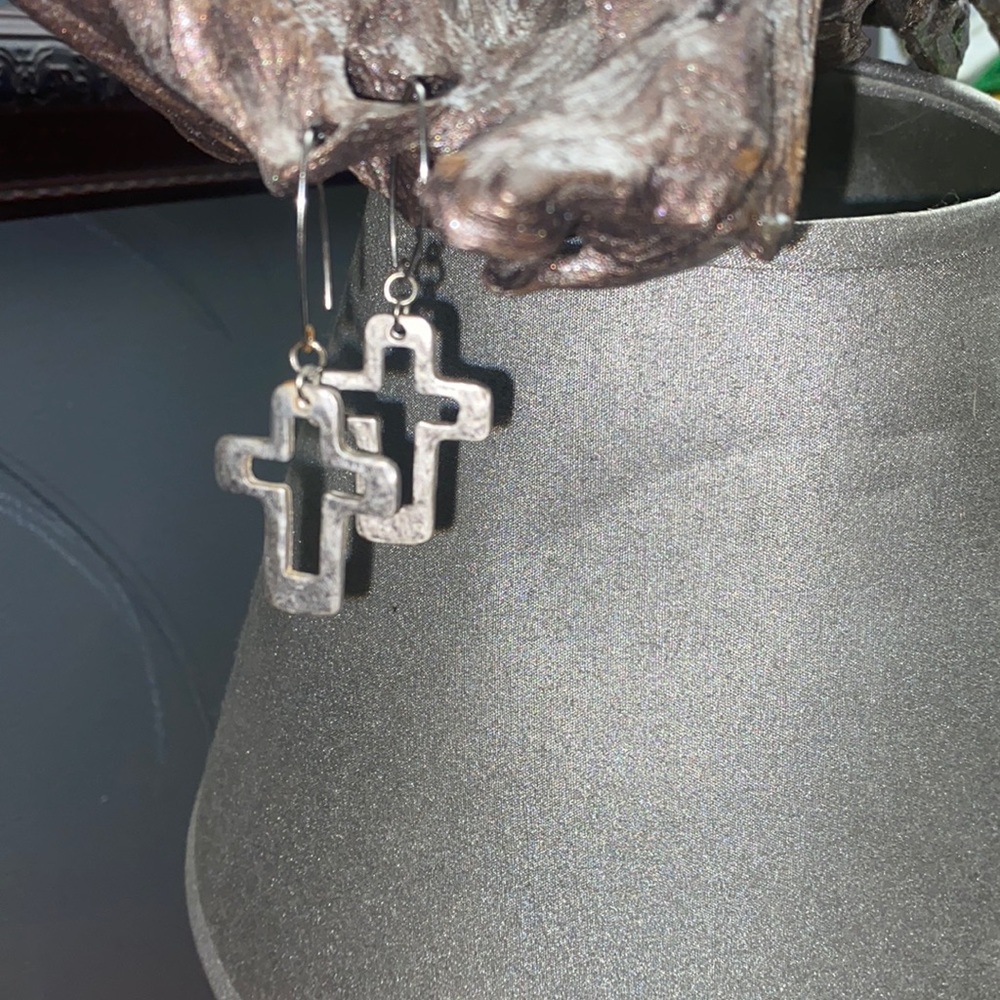 Handcrafted earrings & hand picked pieces